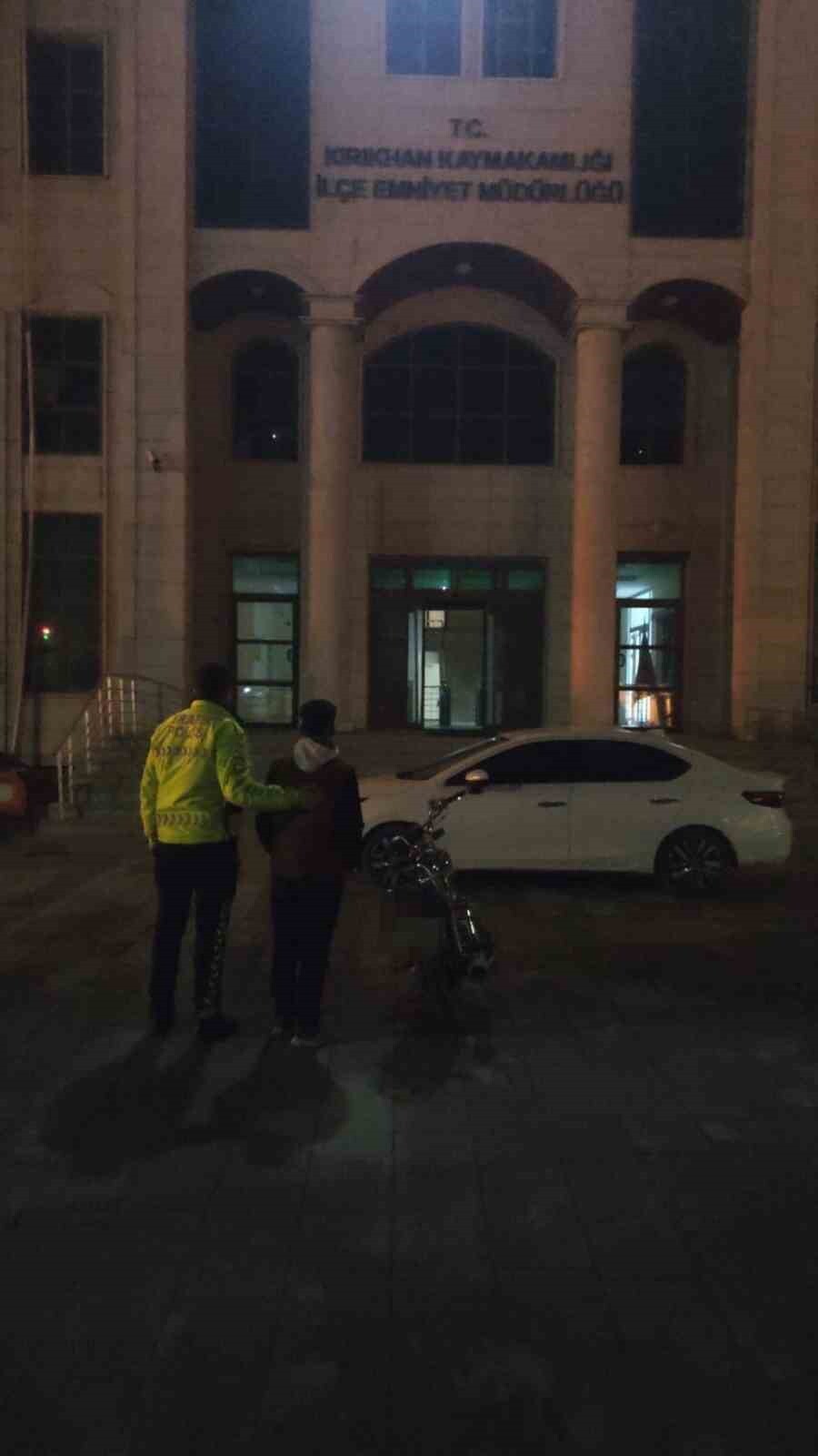 HATAY’DA MOTOSİKLET ÜZERİNE YATARAK TRAFİĞİ TEHLİKEYE ATAN MOTOSİKLET SÜRÜCÜSÜNE 21 BİN TL CEZAİ...