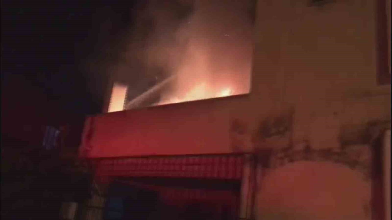 HATAY’DA MÜSTAKİL EVDE ÇIKAN YANGIN, İTFAİYE EKİPLERİNİN TAHLİYE ÇALIŞMASI VE HIZLI MÜDAHALESİYLE...