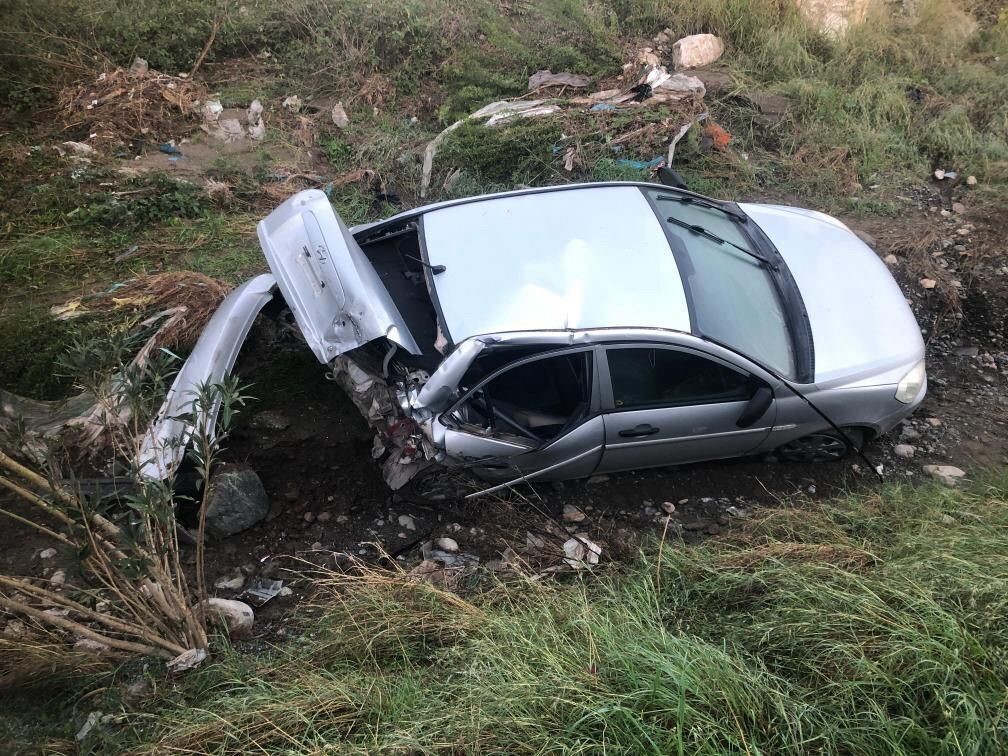 HATAY’DA SÜRÜCÜSÜNÜN KONTROLÜNÜ KAYBETMESİYLE KÖPRÜDEN UÇARAK HURDAYA DÖNEN OTOMOBİLİN SÜRÜCÜSÜ...