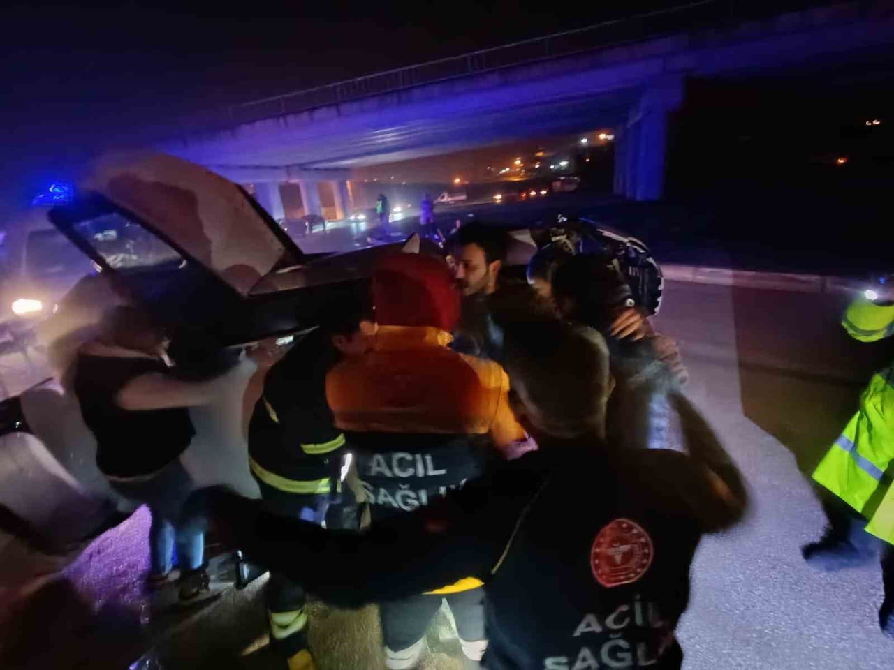 HATAY’DA SÜRÜCÜSÜNÜN KONTROLÜNÜ KAYBETMESİYLE TAKLA ATARAK YAN YATAN OTOMOBİLDEKİ 2 KİŞİ...