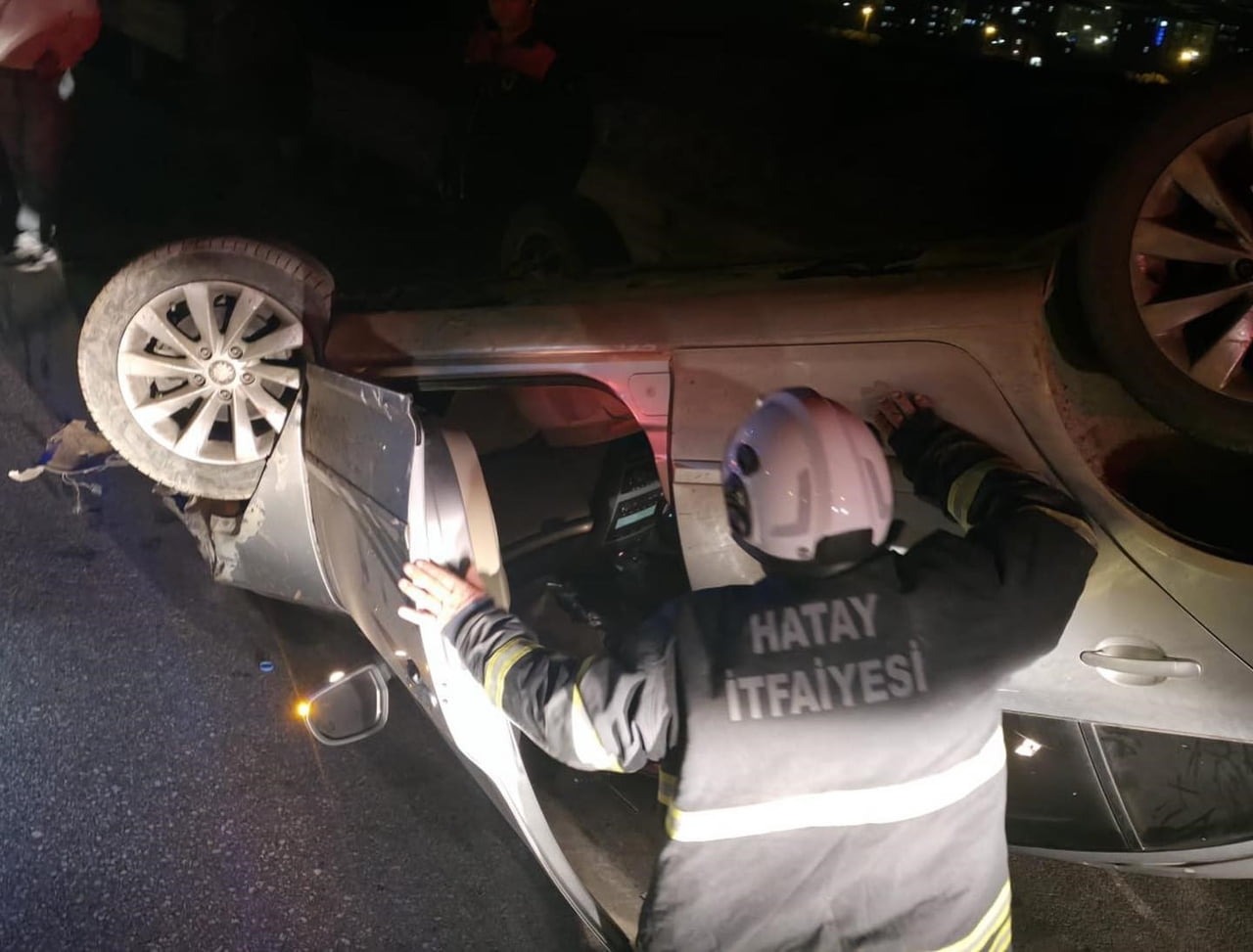 HATAY’DA TAKLA ATARAK TERS DÖNEN OTOMOBİLİN SÜRÜCÜSÜ YARALANDI.
