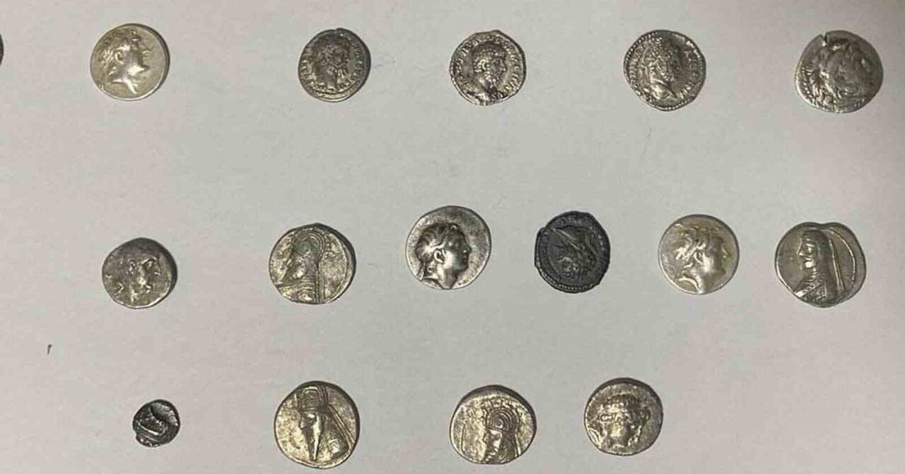 HATAY’DA TARİHİ ESER SİKKELERİ KARGO İLE GÖNDERMEK ÜZEREYKEN ELE GEÇİRİLDİ