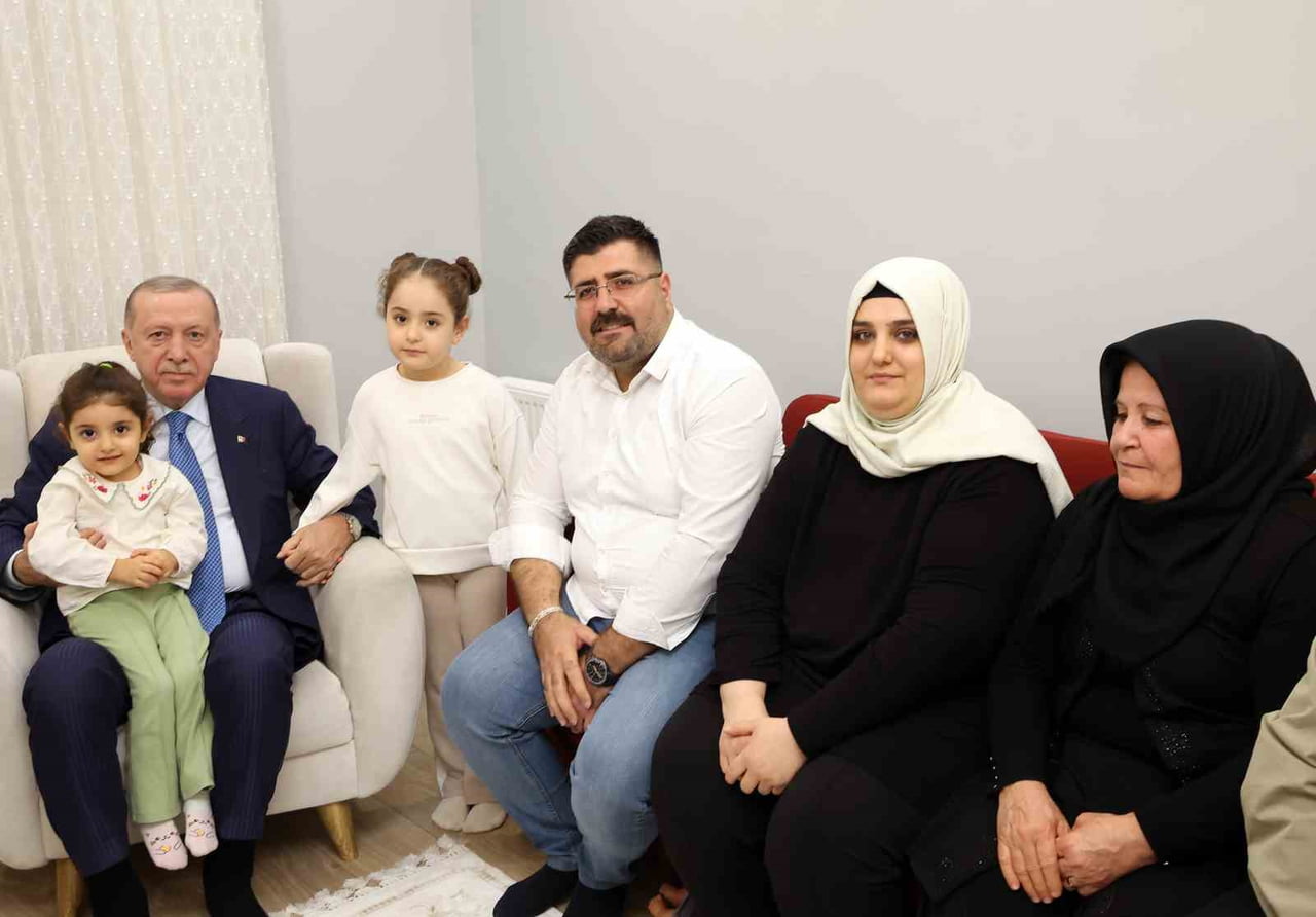 HATAY’DA TEMASLARDA BULUNAN CUMHURBAŞKANI RECEP TAYYİP ERDOĞAN, DEPREMDE ENKAZDAN ÇIKARAK 600...