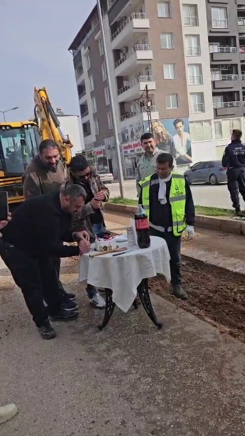 HATAY’DA YAŞADIKLARI MAHALLENİN YOLU ASFALTLANAN VATANDAŞLAR, DEPREMİN ARDINDAN KENTİN YENİDEN...