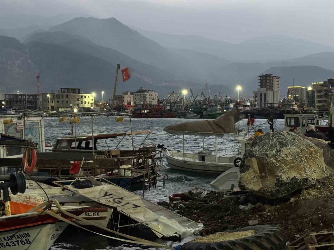 HATAY (İHA) - HATAY'IN İSKENDERUN İLÇESİNDE ETKİLİ OLAN ŞİDDETLİ FIRTINA, BALIKÇI BARINAĞINDA...