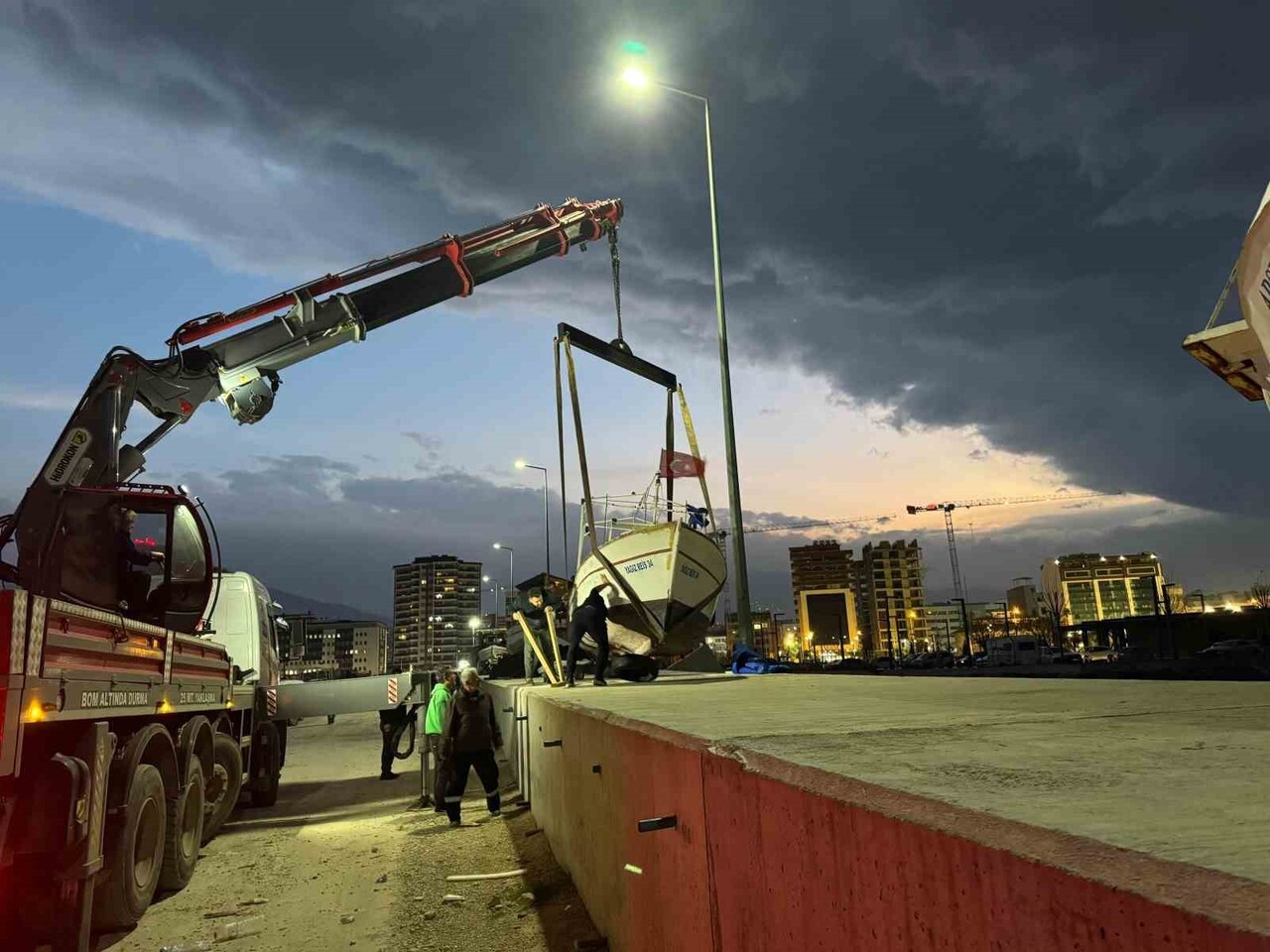 HATAY (İHA) - HATAY'IN İSKENDERUN İLÇESİNDE ETKİLİ OLAN ŞİDDETLİ FIRTINA, BALIKÇI BARINAĞINDA...