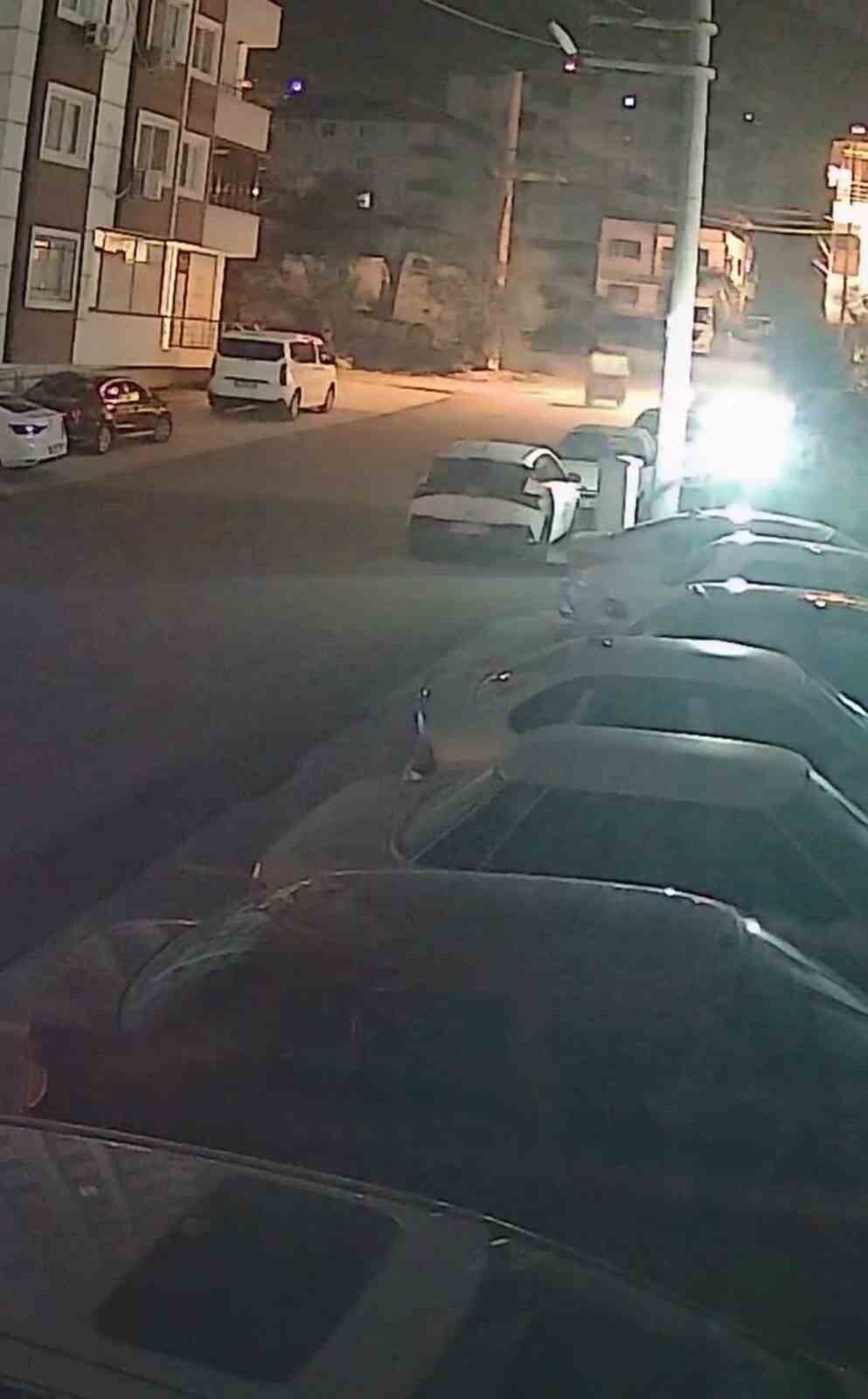 HATAY (İHA) - HATAY’IN İSKENDERUN İLÇESİNDE ETKİLİ OLAN ŞİDDETLİ FIRTINA, İLGİNÇ BİR GÖRÜNTÜYE...