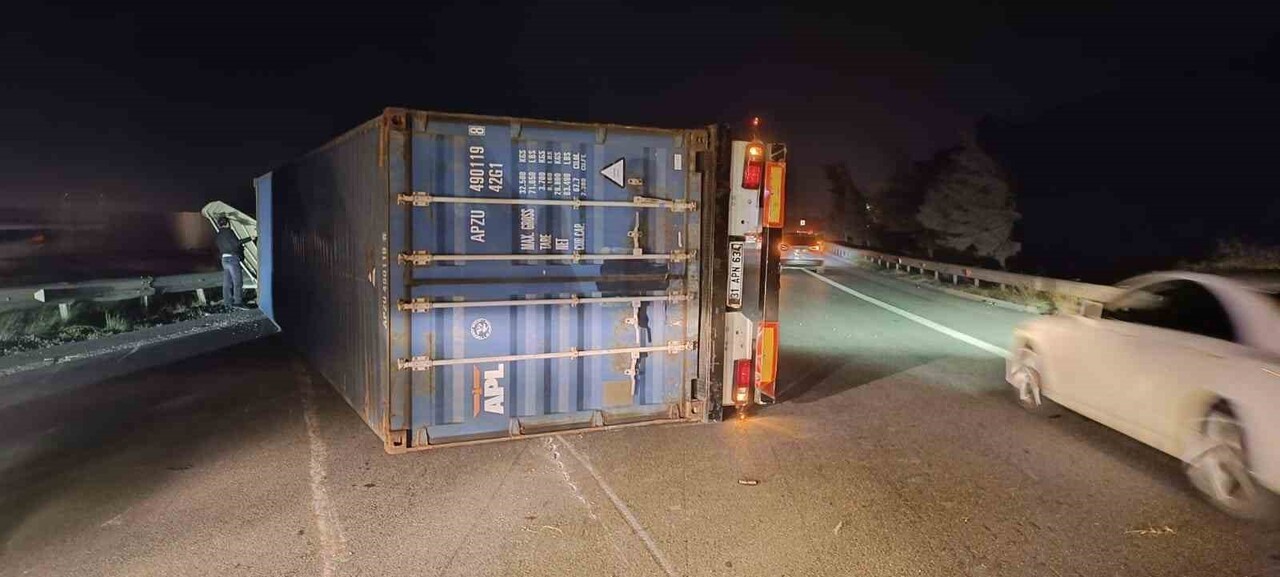 HATAY (İHA) - HATAY’IN İSKENDERUN VE PAYAS İLÇELERİNDE ETKİLİ OLAN ŞİDDETLİ FIRTINA, ULAŞIMDA...