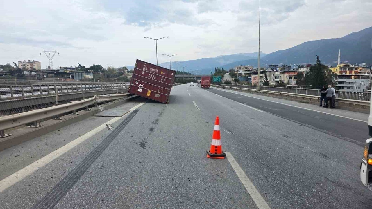 HATAY (İHA) - HATAY’IN İSKENDERUN VE PAYAS İLÇELERİNDE ETKİLİ OLAN ŞİDDETLİ FIRTINA, ULAŞIMDA...