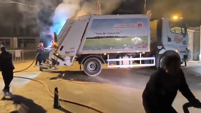 HATAY’IN ANTAKYA İLÇESİNDE ÇÖP TOPLADIĞI ESNADA YANGIN ÇIKAN ÇÖP KAMYONUNU SOLUĞU İTFAİYE...