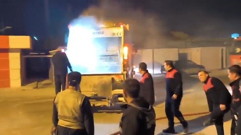 HATAY’IN ANTAKYA İLÇESİNDE ÇÖP TOPLADIĞI ESNADA YANGIN ÇIKAN ÇÖP KAMYONUNU SOLUĞU İTFAİYE...