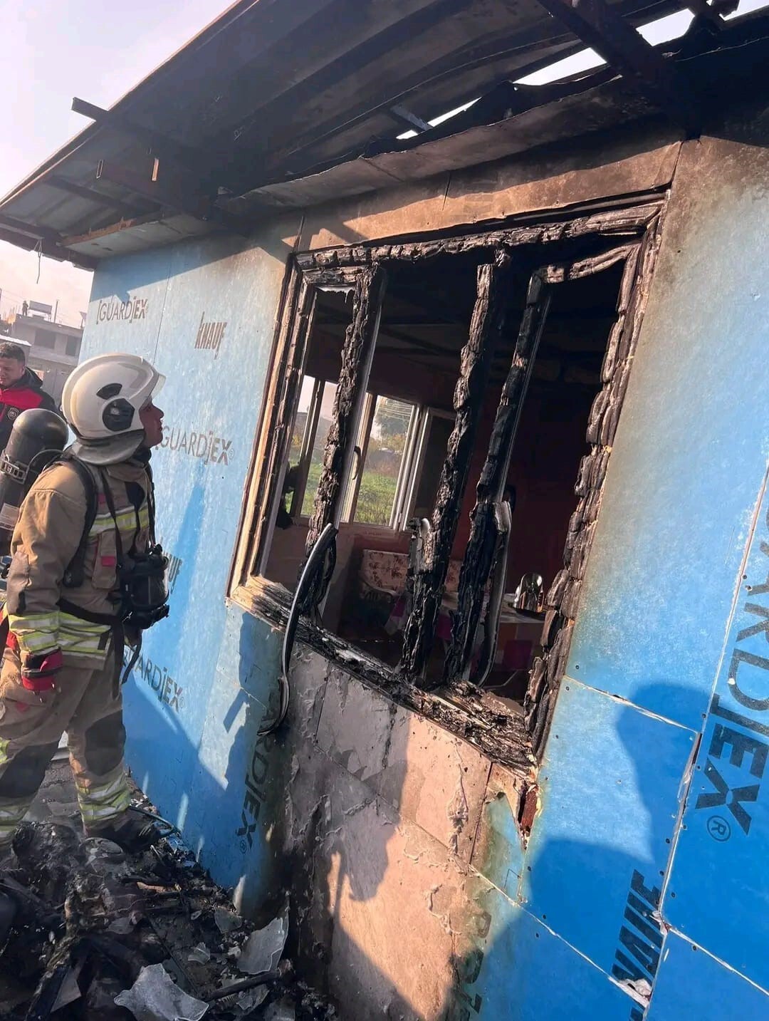HATAY’IN ANTAKYA İLÇESİNDE EVDE ÇIKAN YANGIN, DİĞER EVLERE SIÇRAMADAN İTFAİYE EKİPLERİ TARAFINDAN...