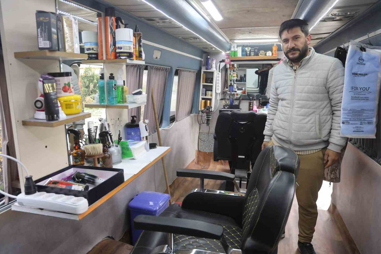 HATAY’IN DEFNE İLÇESİNDE 15 YILDIR BERBER MESLEĞİ YAPAN SALİH ÖZÇELİK, ARKADAŞI İBRAHİM...