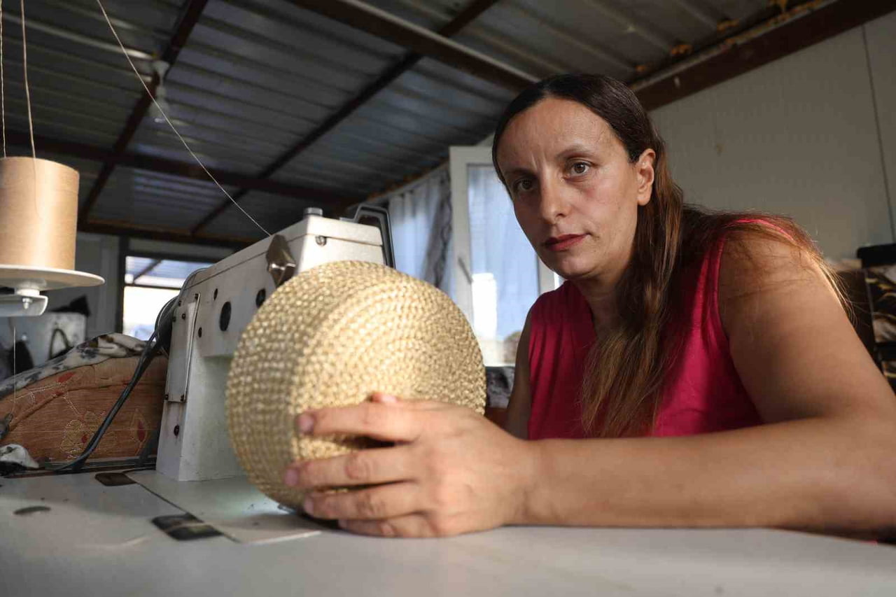 HATAY’IN DEFNE İLÇESİNDE DEPREMDEN SONRA ÖĞRENDİĞİ EL İŞİ YAPAN 41 YAŞINDAKİ GÜLHAN HÜZMELİ, HASTA...