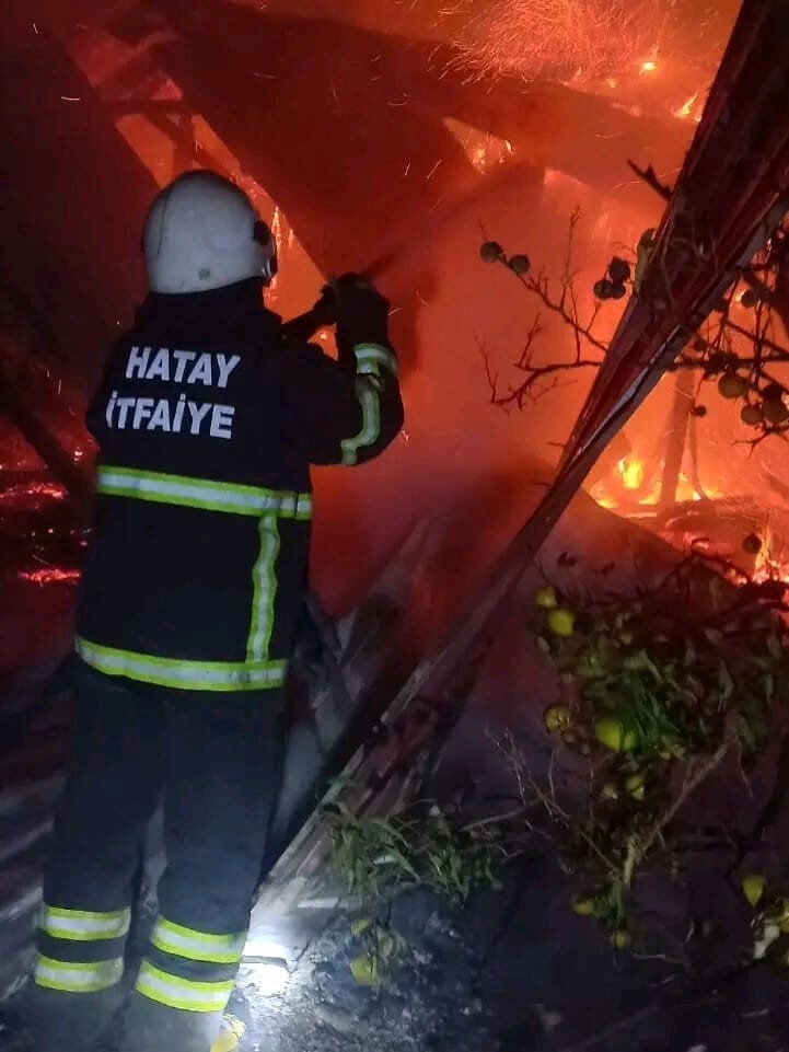 HATAY’IN ERZİN İLÇESİNDE BARAKADA ÇIKAN YANGIN, İTFAİYE EKİPLERİ TARAFINDAN...