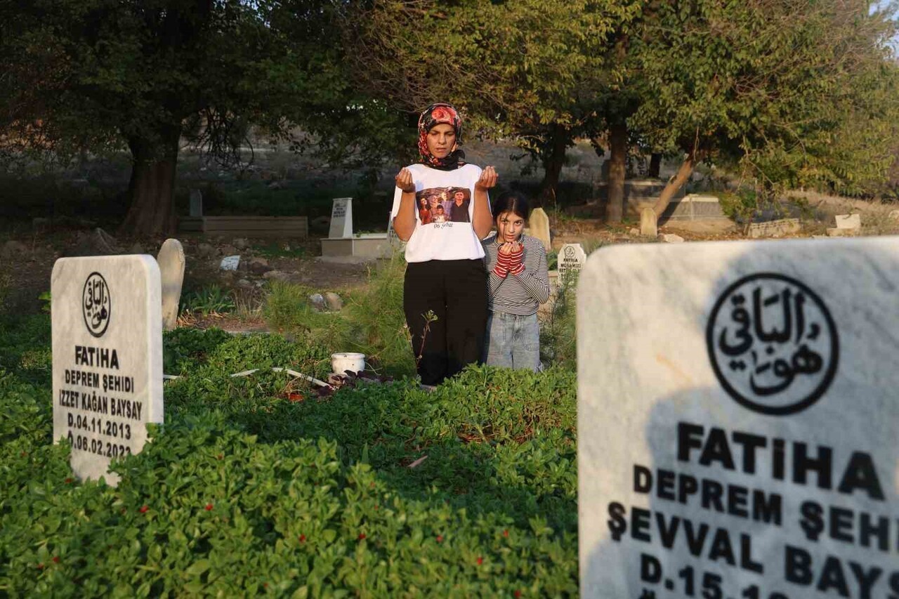 HATAY’IN KIRIKHAN İLÇESİNDE DEPREMDE 26 KİŞİNİN ÖLDÜĞÜ YAĞMUR APARTMANI’NDA 13 YAKININI KAYBEDEN...