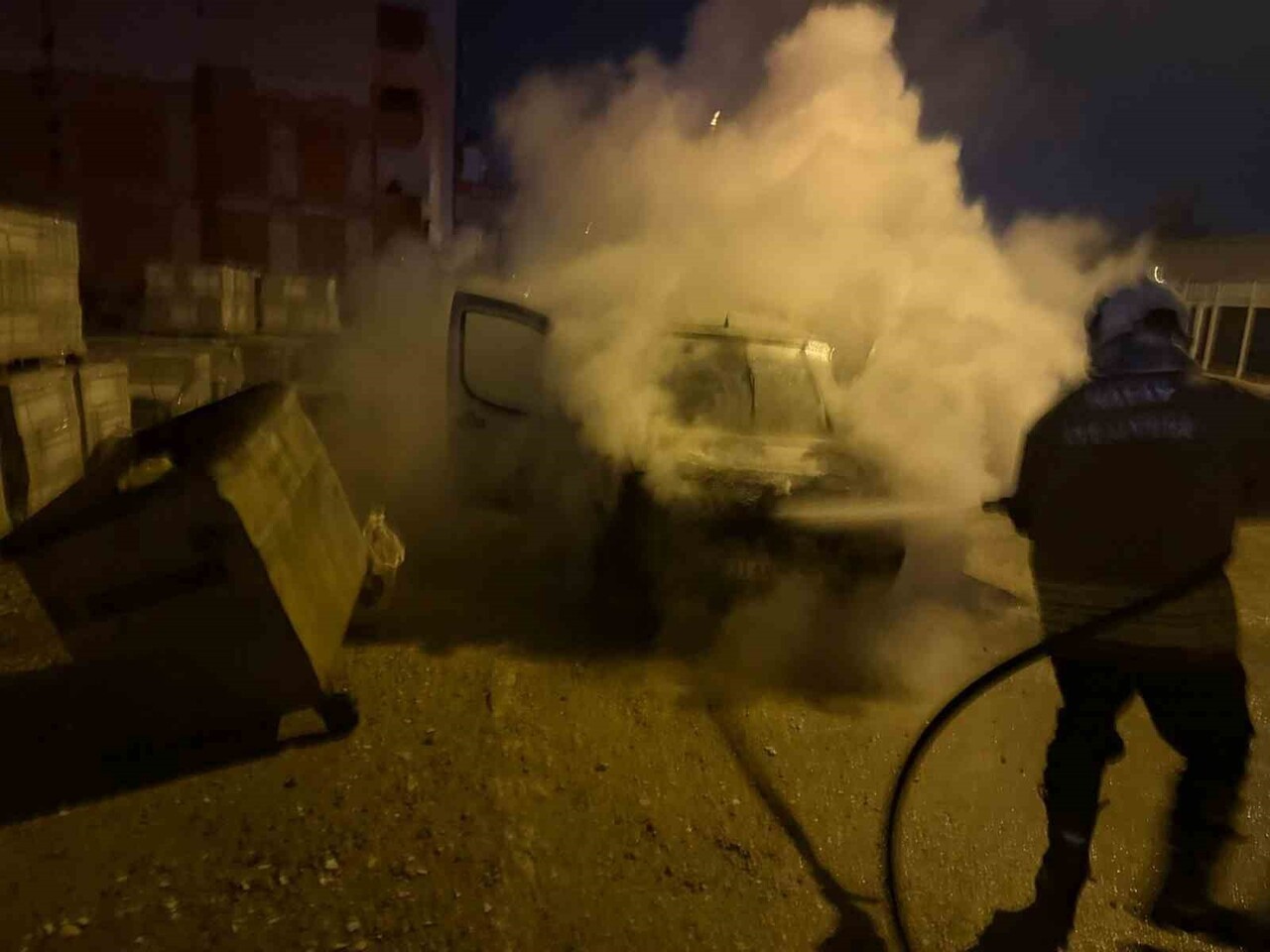 HATAY’IN KIRIKHAN İLÇESİNDE HAFİF TİCARİ ARAÇTA ÇIKAN YANGIN, BÜYÜMEDEN İTFAİYE EKİPLERİ...