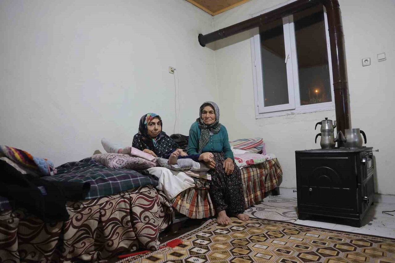 HATAY’IN YAYLADAĞI İLÇESİNDE YAŞAYAN 80 YAŞINDAKİ NAZMİYE SÖZALAN, YILLARDIR BAKTIĞI 61 YAŞINDAKİ...