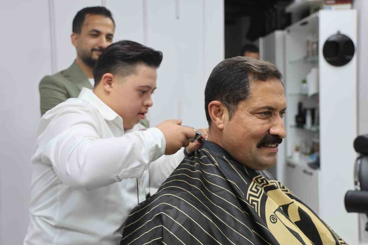 HATAY VALİSİ MUSTAFA MASATLI, 3 ARALIK DÜNYA ENGELLİLER GÜNÜ'NDE ŞÜKRÜ'NÜN İLK MÜŞTERİSİ OLDU....