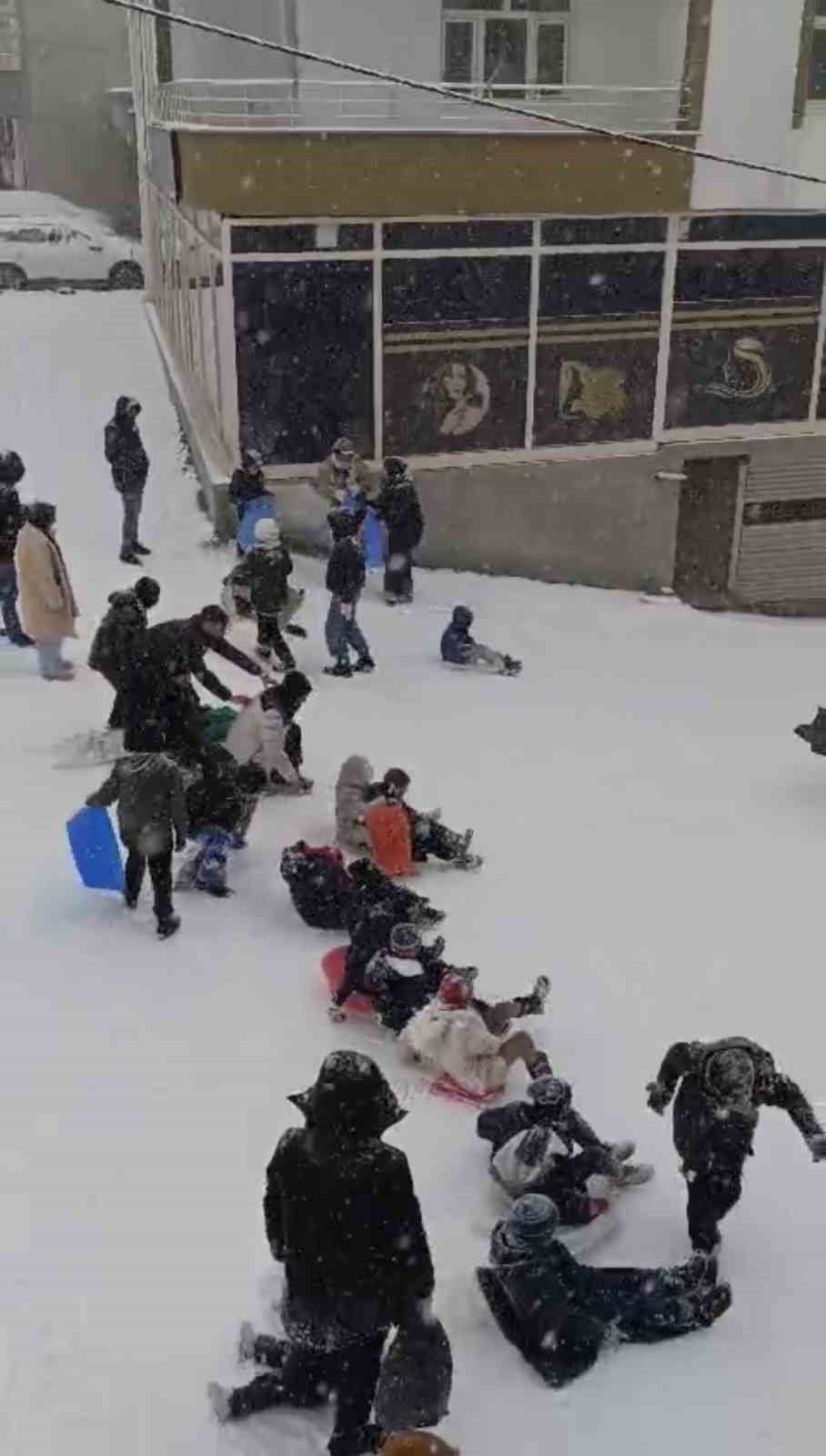 HAVA SICAKLIĞININ EKSİ 12 DERECEYE DÜŞTÜĞÜ DİYARBAKIR'DA ÇINAR İLÇESİNDE KAYMAKAMLIK, SOKAĞA...