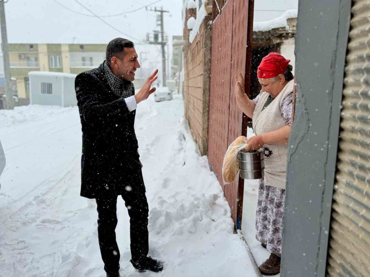 HAVA SICAKLIĞININ EKSİ 12 DERECEYE DÜŞTÜĞÜ DİYARBAKIR'DA ÇINAR İLÇESİNDE KAYMAKAMLIK, SOKAĞA...