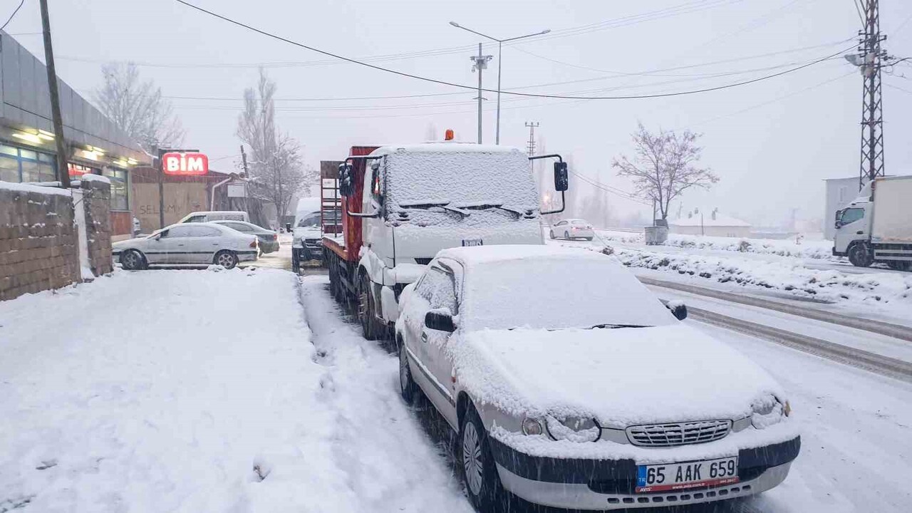 HAVA SICAKLIĞININ SIFIRIN ALTINA DÜŞTÜĞÜ VAN’IN BAŞKALE İLÇESİNDE, AKŞAM SAATLERİNDE KAR YAĞIŞI...