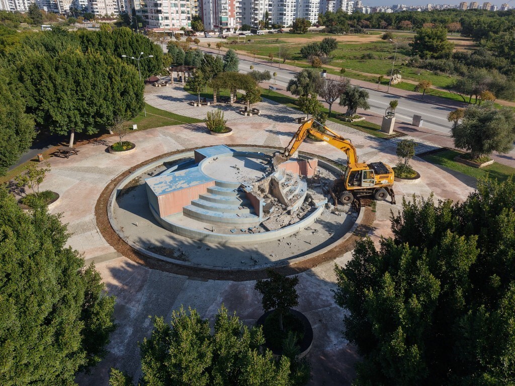 HAVUZUN YERİNE BİTKİLENDİRME YAPILACAĞI VE BU DEĞİŞİMİN TÜM PARKLARDA YAŞANACAĞI AKTARILDI. BAŞKAN...