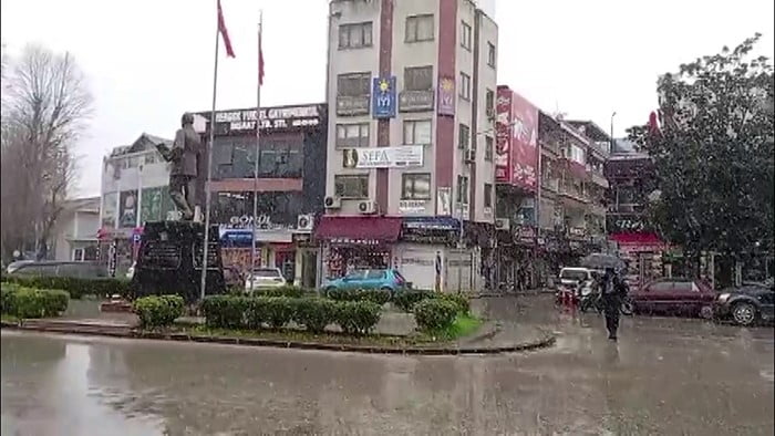 HENDEK İLÇE MERKEZİNDE KAR YAĞIŞI BAŞLADI