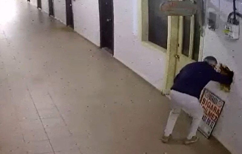 HIRSIZLIK ANI SANİYE SANİYE GÜVENLİK KAMERASINA YANSIDI.