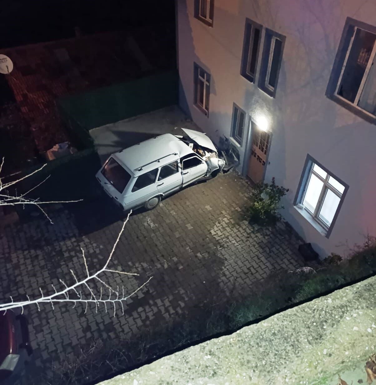 HİSARCIK’TA OTOMOBİL EVİN DUVARINA ÇARPTI: 1 ÖLÜ 1 YARALI