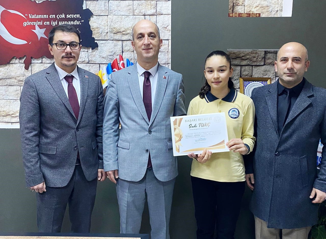 HİSARCIK’TA ŞİİR YARIŞMASINDA İL BİRİNCİSİ OLAN ÖĞRENCİ ÖDÜLLENDİRİLDİ
