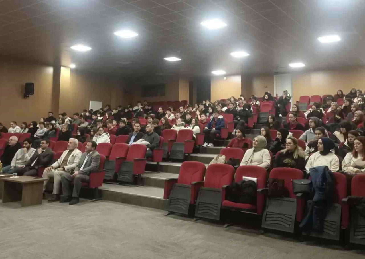 HİSARCIK’TA SÖYLEŞİ VE KİTAP TAHLİLİ PROGRAMI DÜZENLENDİ