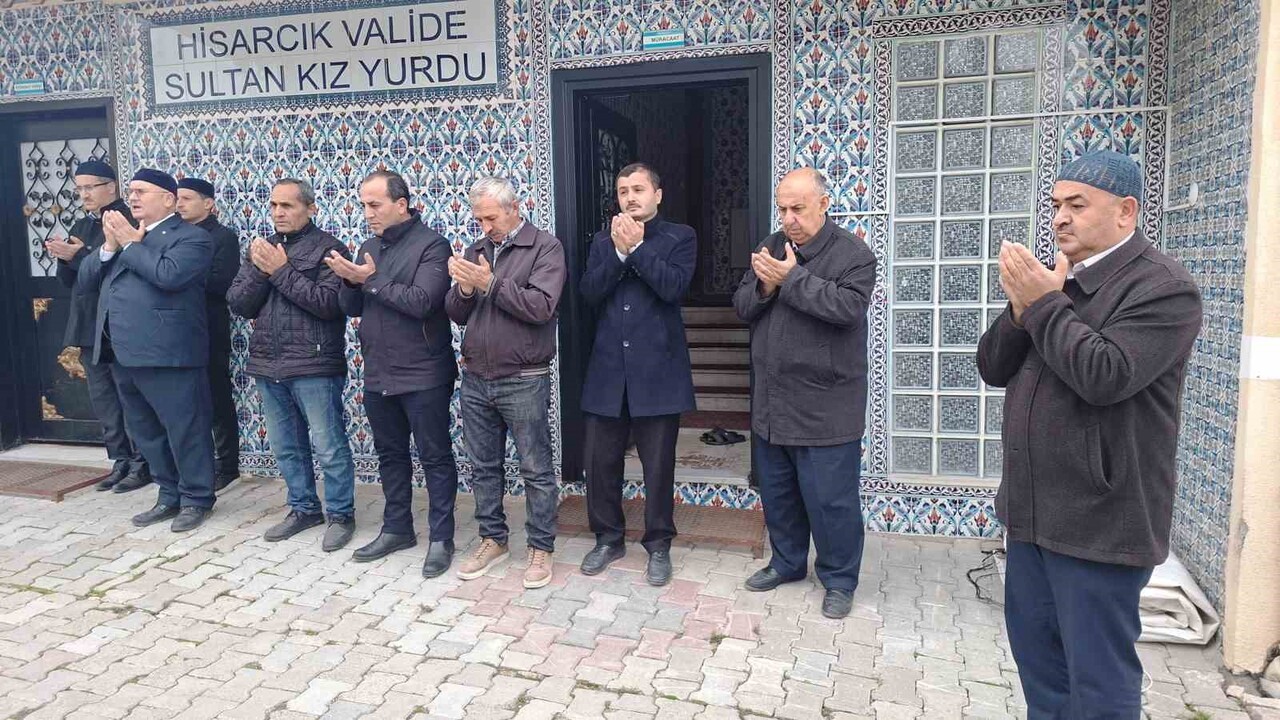 HİSARCIK’TA UMRE KAFİLESİ DUALARLA UĞURLANDI