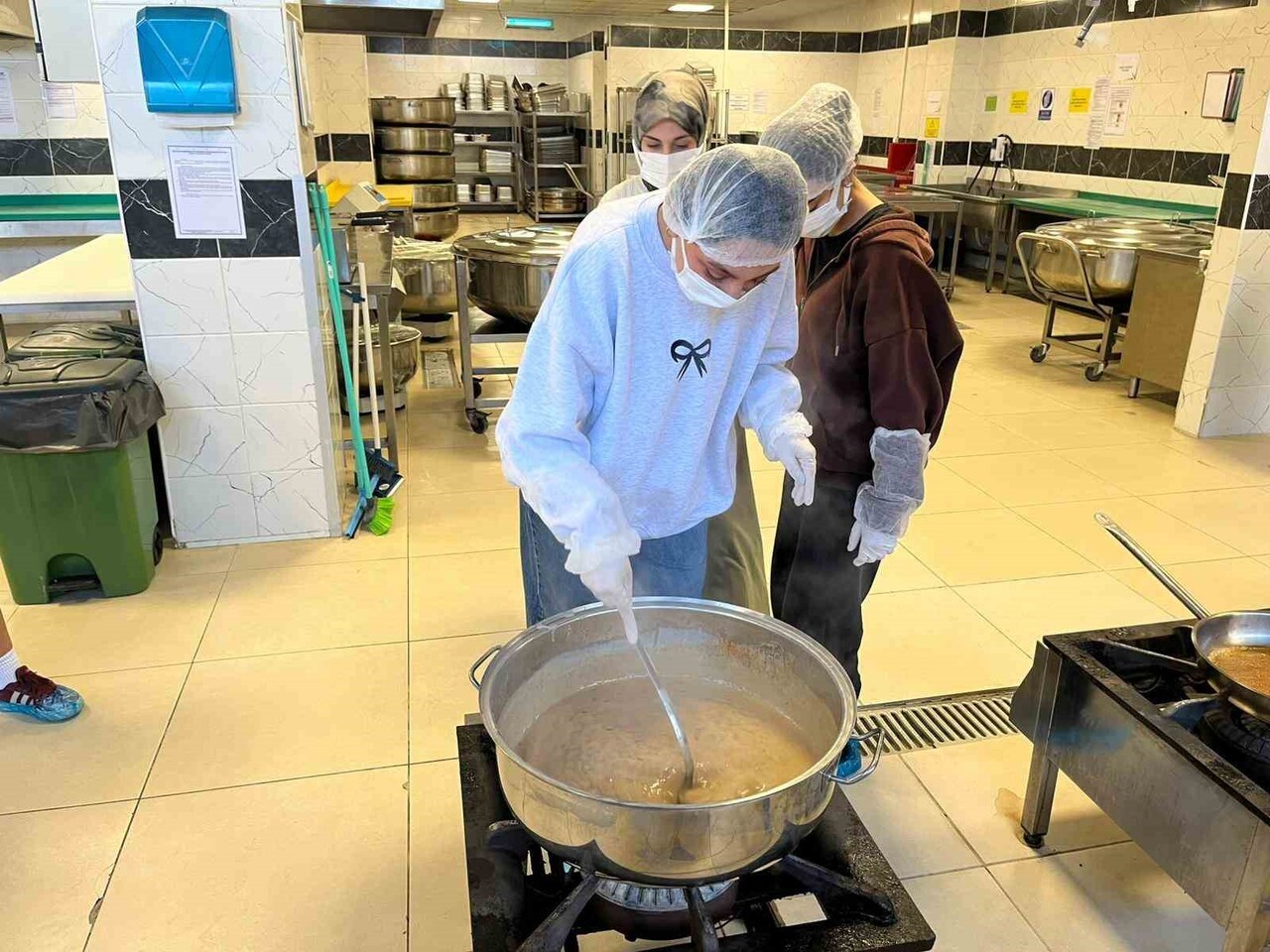 HIZIR BEY KREDİ VE YURTLAR KURUMU (KYK) ÖĞRENCİ YURDU’NDA KALAN 4 ÖĞRENCİ "NİNEMİN TARİFLERİ"...