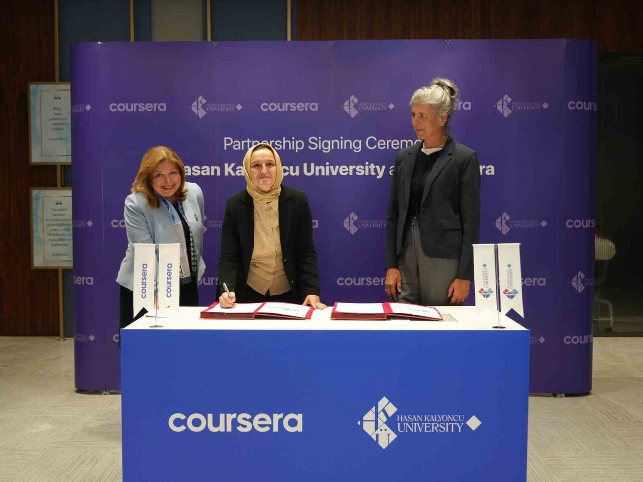 HKÜ REKTÖR VEKİLİ PROF. DR. GÜL RENGİN KÜÇÜKERDOĞAN, SOLDA. HKÜ SÜREKLİ EĞİTİM MERKEZİ...