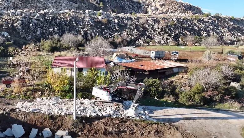 HONAZ BELEDİYESİ İLÇEDEKİ MAHALLERİN DE ÇEVRE DÜZENLEME ÇALIŞMALARI KAPSAMINDA ÇALIŞMALARINI HIZ...