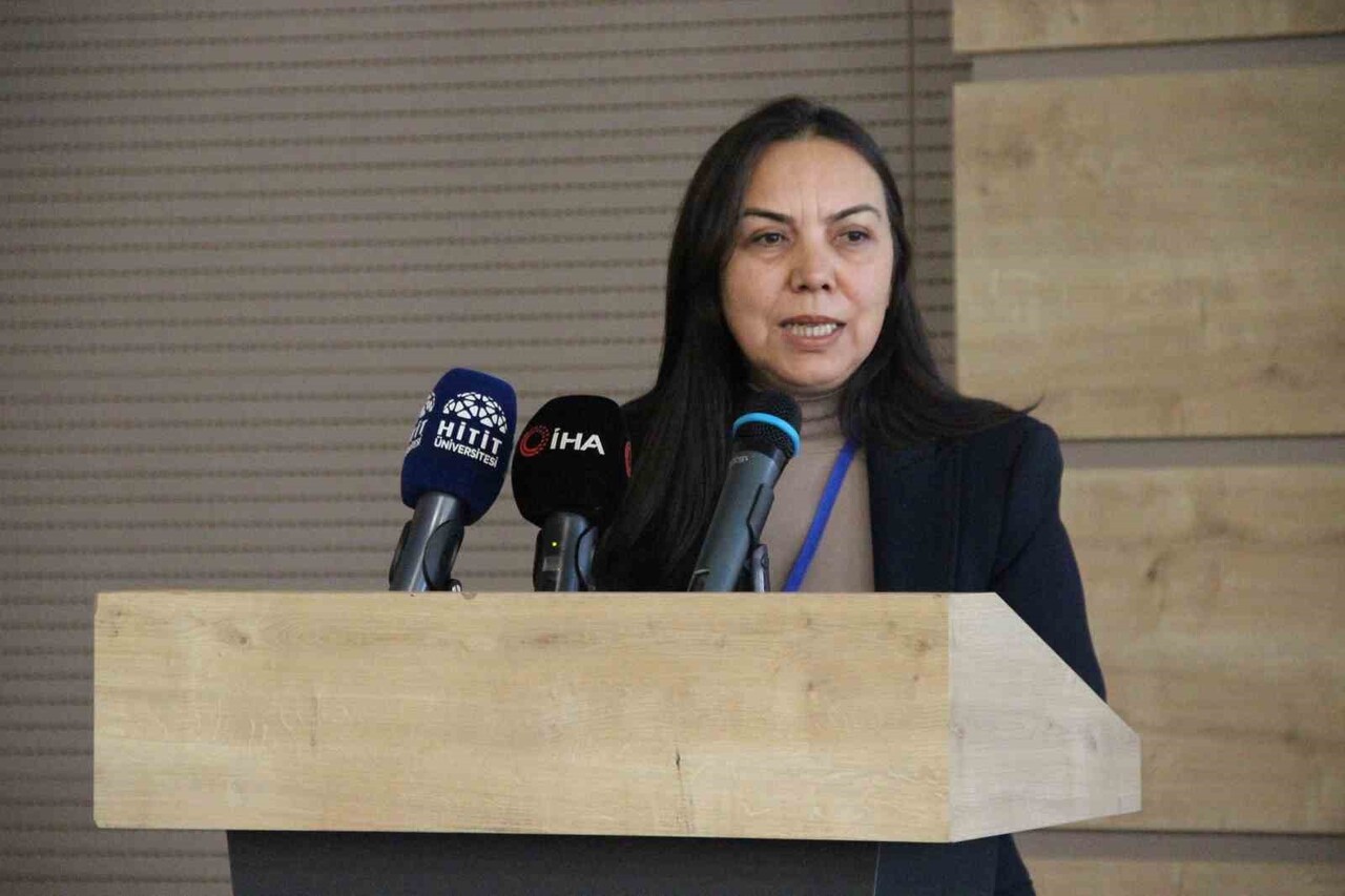 HÜKAM MERKEZ MÜDÜR YARDIMCISI DOÇ. DR. MENEKŞE ŞAHİN, SEMPOZYUMDA KONUŞTU.