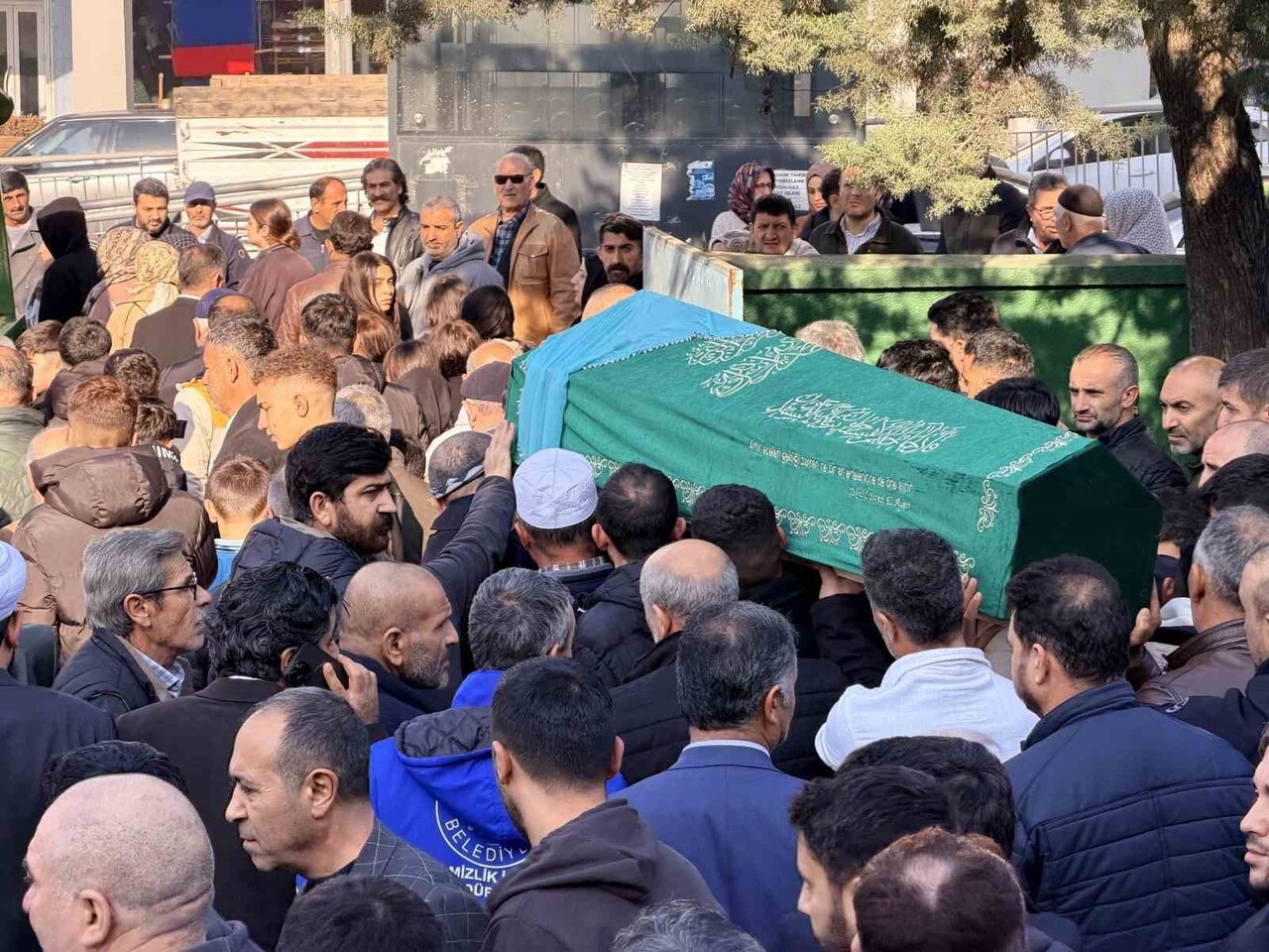 HÜSNA ÇEKİM, BUGÜN ÖĞLE NAMAZINI MÜTEAKİBEN KILINAN CENAZE NAMAZININ ARDINDAN HARAÇÇI...