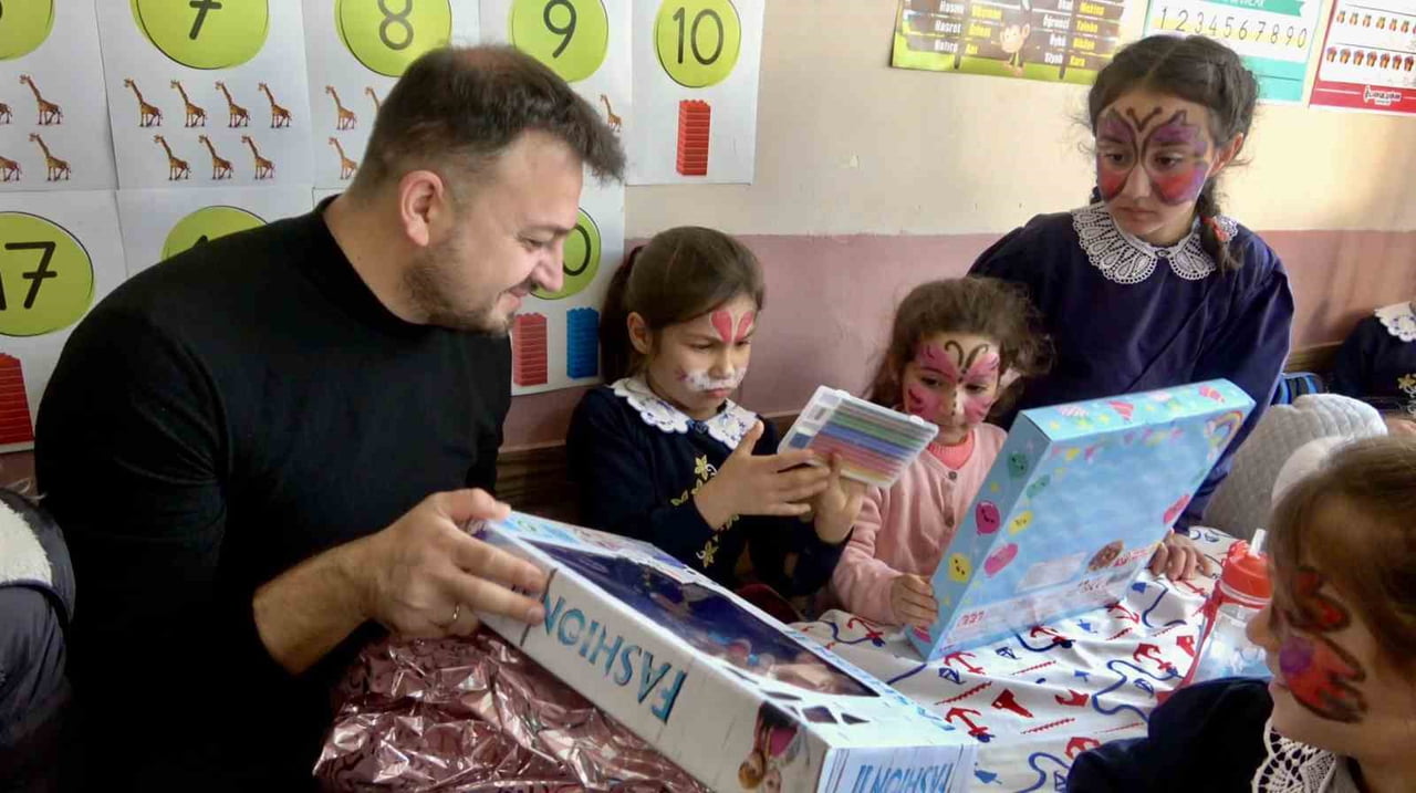 İBRAHİM ÇEÇEN VAKFI TARAFINDAN HAYATA GEÇİRİLEN "MUTLULUK HAREKATI" PROJESİ, AĞRI'DAKİ ÇOCUKLARIN...