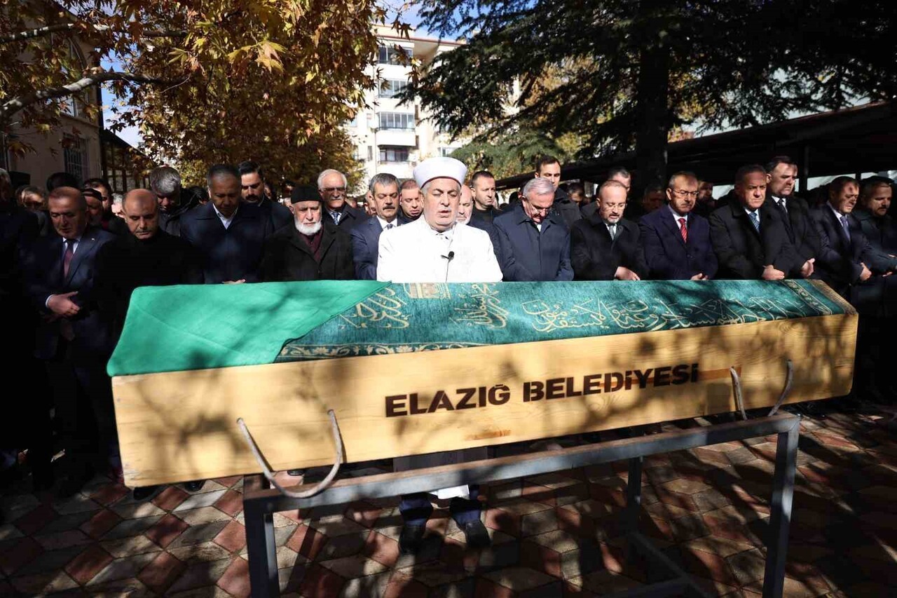 İÇİŞLERİ BAKAN YARDIMCISI MEHMET AKTAŞ’IN ANNESİ SAFİYE AKTAŞ, MEMLEKETİ ELAZIĞ’DA SON YOLCULUĞUNA...