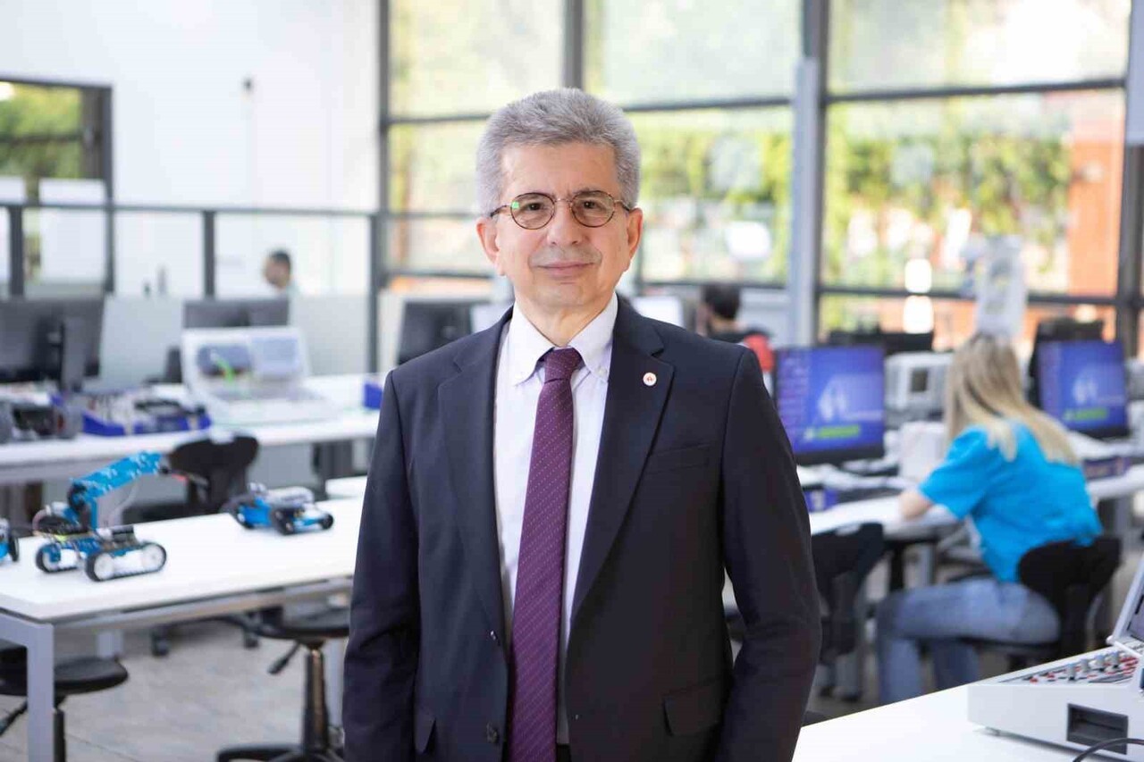 İEÜ REKTÖRÜ PROF. DR. YUSUF HAKAN ABACIOĞLU