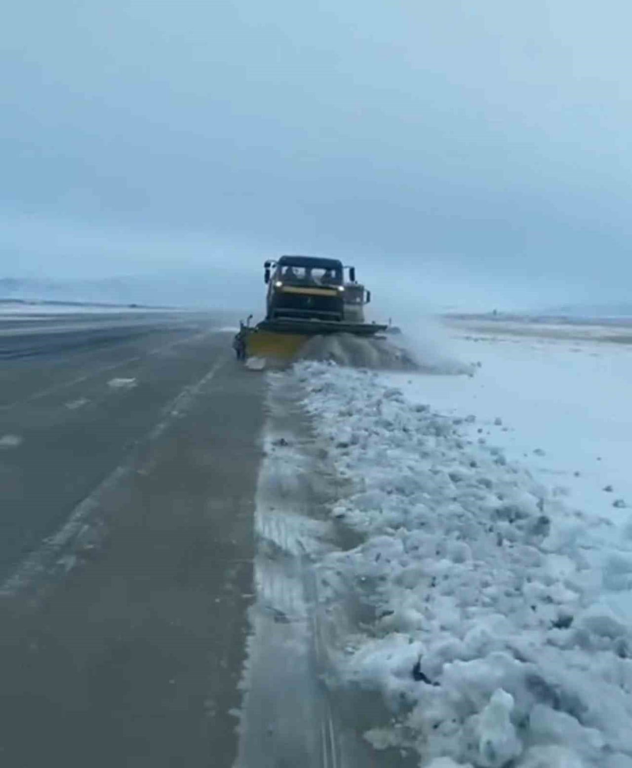 IĞDIR'DA KAR YAĞIŞI HAYATI OLUMSUZ ETKİLEDİ: 53 KÖY YOLU KAPANDI