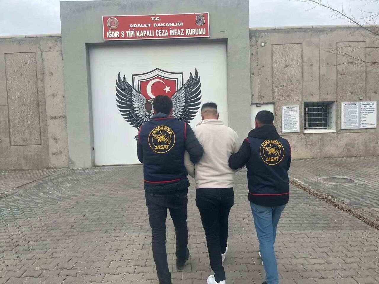 IĞDIR’DA 26 YIL HAPİS CEZASIYLA ARANAN ŞAHIS YAKALANDI