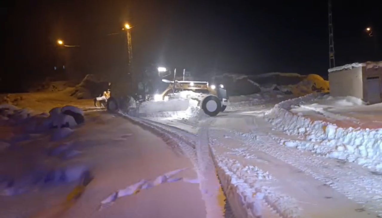 IĞDIR’DA KARLA KAPANAN KÖYDE YARALANAN VATANDAŞA EKİPLER ULAŞTI