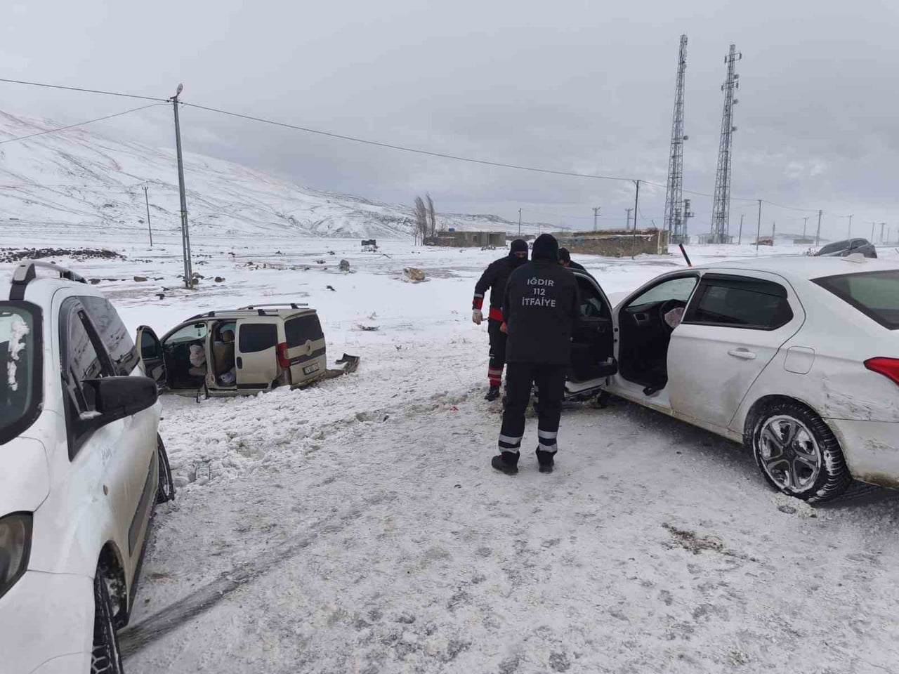 IĞDIR–DOĞUBAYAZIT YOLUNDA ZİNCİRLEME KAZA: 3 YARALI
