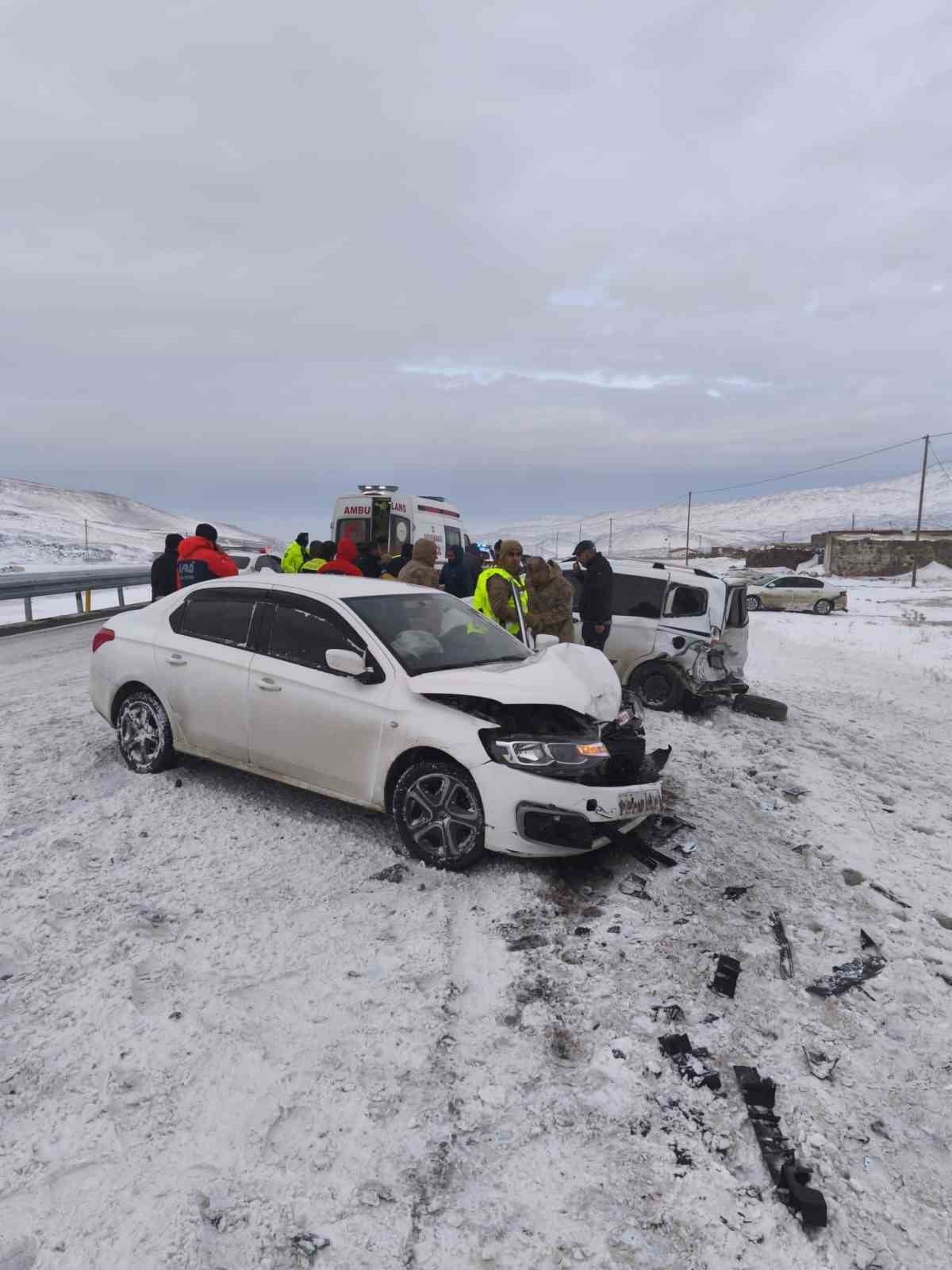 IĞDIR–DOĞUBAYAZIT YOLUNDA ZİNCİRLEME KAZA: 3 YARALI