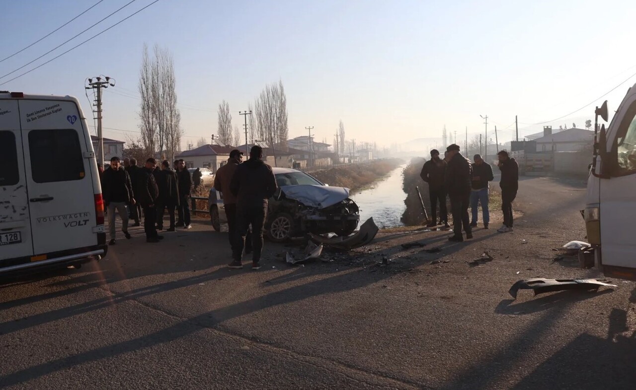 IĞDIR-HALFELİ YOLUNDA OTOMOBİL İLE KAMYON KAFA KAFAYA ÇARPIŞTI. KAZADA YARALANAN OLMADI.