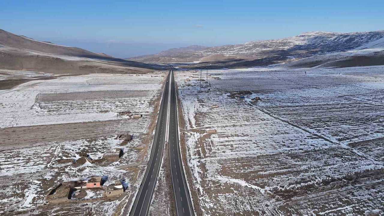 IĞDIR’IN YÜKSEK KESİMLERİNDEKİ KÖYLER BEYAZA BÜRÜNDÜ