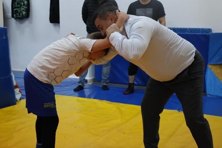 İL MÜDÜRÜ DEMİR, GÜREŞÇİLERLE MİNDERE ÇIKTI