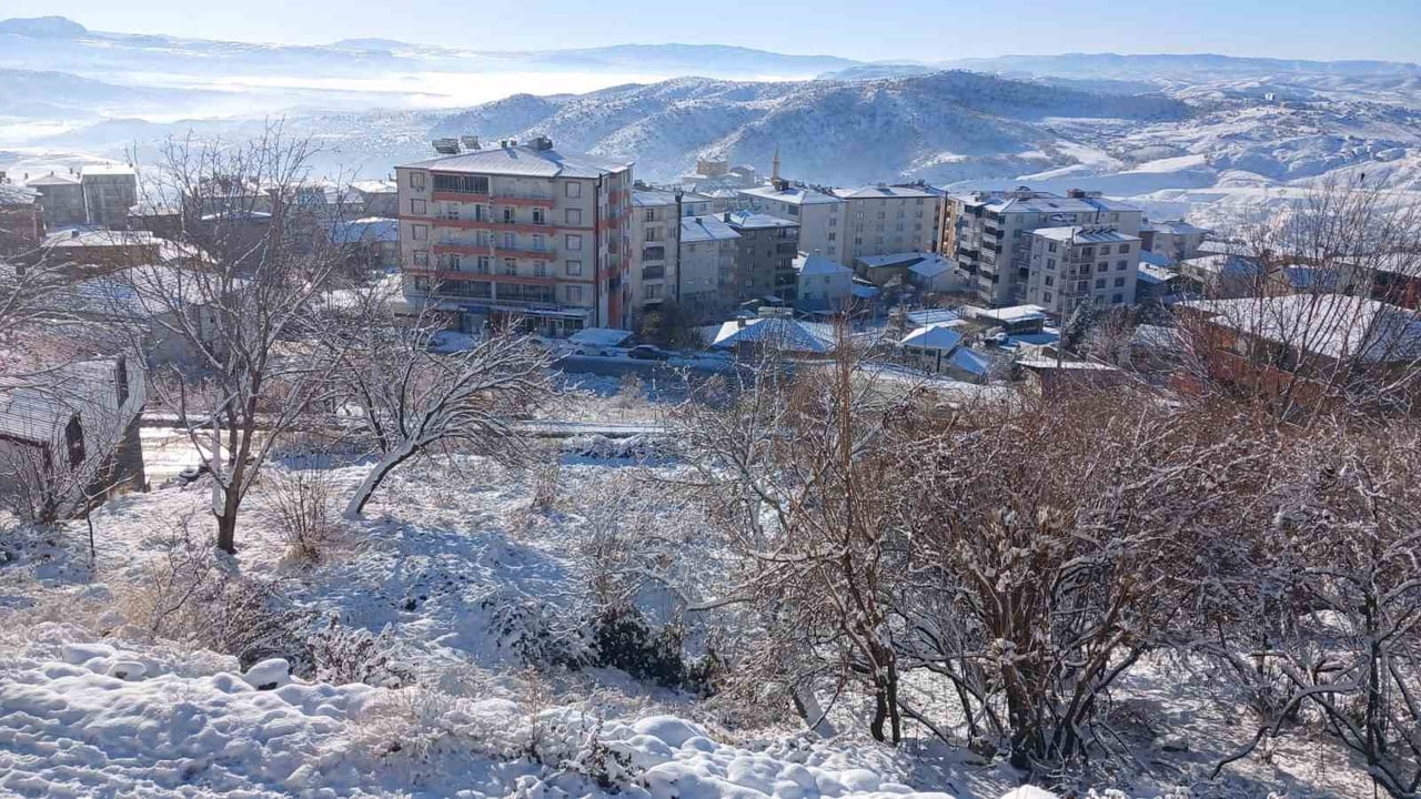 İLÇE MERKEZİNİN BÜTÜN CADDE VE SOKAKLARI BUZ TUTARKEN, ARAÇLAR YOLLARA ÇIKAMADI, VATANDAŞLAR...